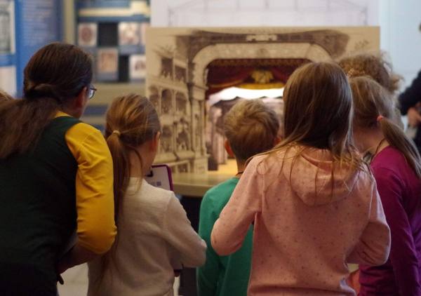 Kinder am Bühnenbild Wagners Kinder am Bühnenbild Wagners