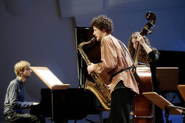 Foto Musiker spielt Saxophon