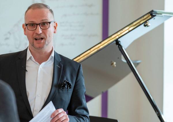 Ein lieber-loser Schalk-zeigt-Patrick-Rohbeck